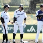 決勝・日本製鉄広畑-アスミビルダーズ　三回に逆転二塁打を放ち、その後に進塁した塁上で笑顔を見せた日本製鉄広畑の西川