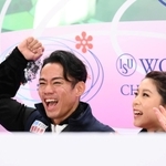 キスアンドクライでガッツポーズをする高橋大輔。右は村元哉中＝さいたまスーパーアリーナ（撮影・堀内翔）