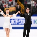 アイスダンスフリーを終えて声援に応える村元哉中、高橋大輔組＝さいたまスーパーアリーナ（撮影・堀内翔）