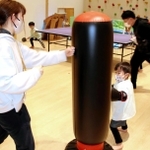迎えにきた母親と一緒に体を動かす子ども。親子でふれあう時間も増える＝ゆめのもり保育園