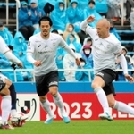 横浜ＦＣ-神戸　後半、ボールを奪いにいく神戸のイニエスタ（右）