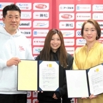 コンディショニングパートナー契約を結んだウィルミナの幸村潮菜社長（右）とＩＮＡＣ神戸の安本卓史社長（左）。中央はＭＦ伊藤美紀＝ノエビアスタジアム神戸