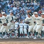 準決勝で大阪桐蔭を逆転で下し、笑顔でスタンドへ駆け出す報徳ナイン＝３１日午後、甲子園球場（撮影・小林良多）