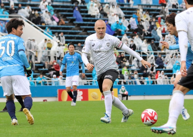 ３月２６日のルヴァン・カップ横浜ＦＣ戦で今季公式戦初出場を果たした神戸のイニエスタ（中央）＝横浜市のニッパツ三ツ沢球技場