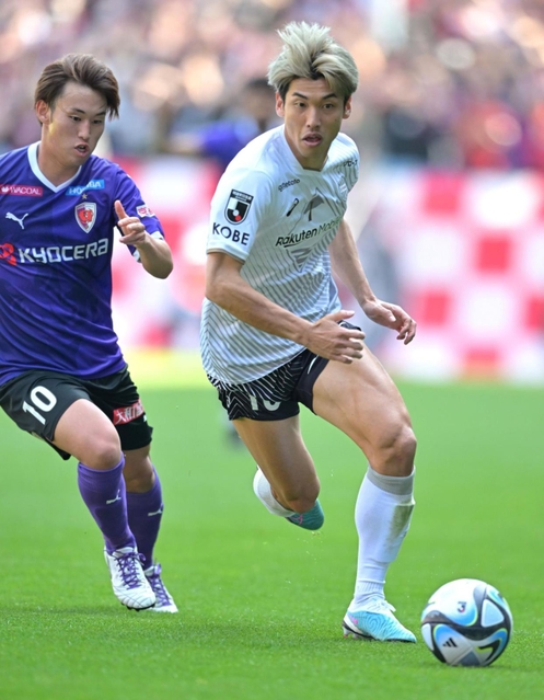 京都-神戸　前半、ドリブルで突進する神戸の大迫（右）＝撮影・斎藤雅志