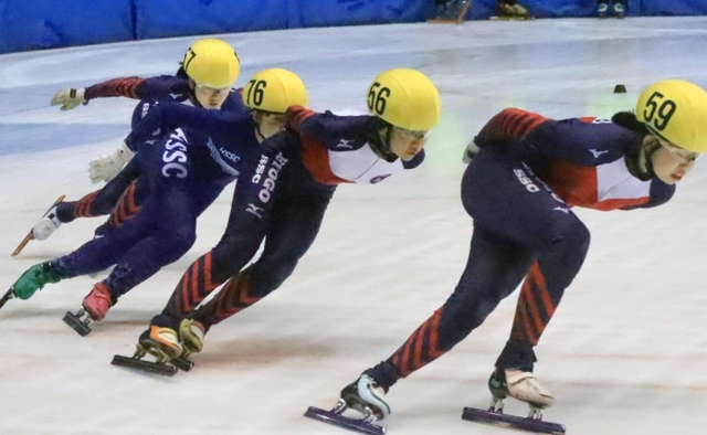 ２種目で大会記録を塗り替えた選手権女子の嶋田利渚（右から２人目）