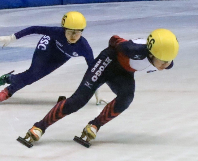 ２種目で大会記録を塗り替えた選手権女子の嶋田利渚（右）