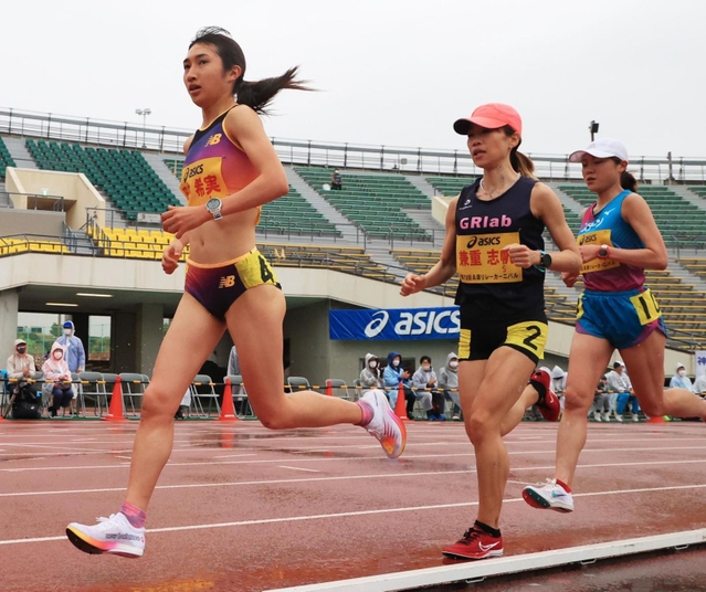 兵庫リレーカーニバル女子グランプリ１万メートル決勝を走る田中希実（左）＝２０２２年４月、ユニバー記念競技場