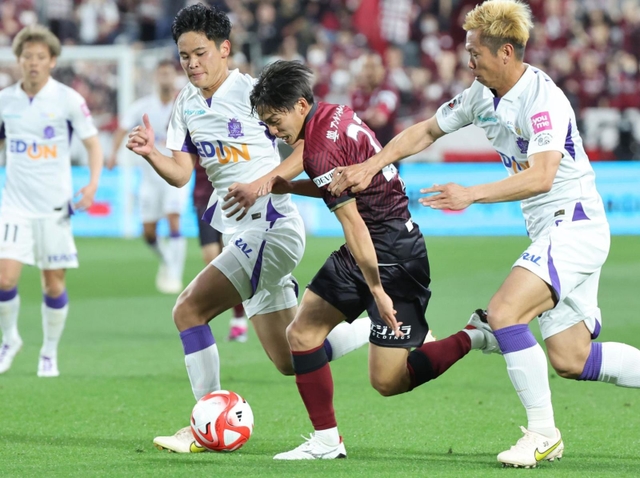 神戸-広島　前半、相手ゴール前に切り込む神戸の泉（中央）＝撮影・小林良多）