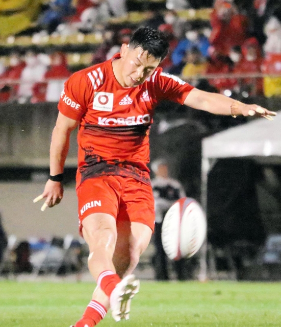 東京ＳＧ-神戸　前半、復帰戦でゴールを決める神戸のＳＯ李承信＝秩父宮ラグビー場