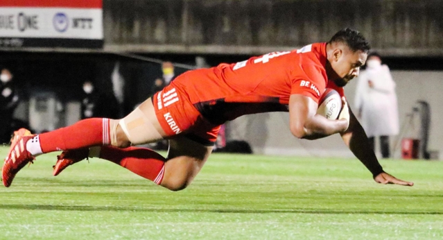 東京ＳＧ-神戸　前半、チーム２本目のトライを奪う神戸のＷＴＢモエアキオラ＝秩父宮ラグビー場