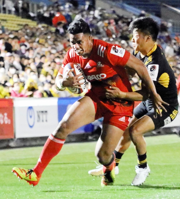 東京ＳＧ-神戸　前半、タックルを食らいながらトライまで持っていった神戸のナンバー８サウマキ＝秩父宮ラグビー場