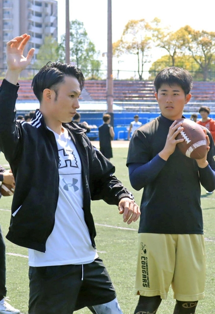 関学大のアメリカンフットボール歴代ＱＢが実技指導した練習会
