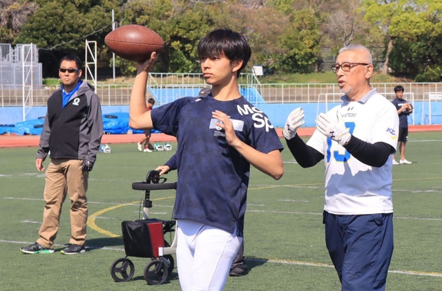 関学大のアメリカンフットボール歴代ＱＢが実技指導した練習会