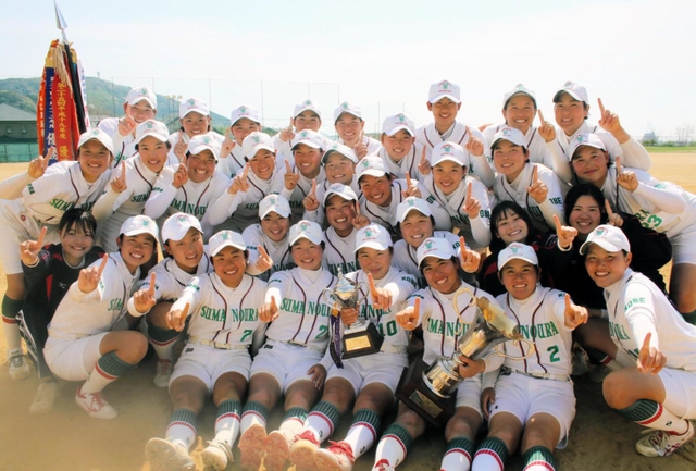 全国高校選抜大会のソフトボール女子で４年ぶり３度目の頂点に立った須磨ノ浦の選手たち＝神戸市須磨区