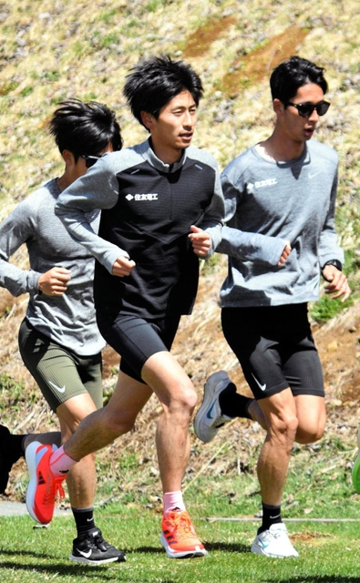男子１万メートルに出場する田村和希（左）。菅平高原での合宿では住友電工の仲間と汗を流した＝長野県上田市内