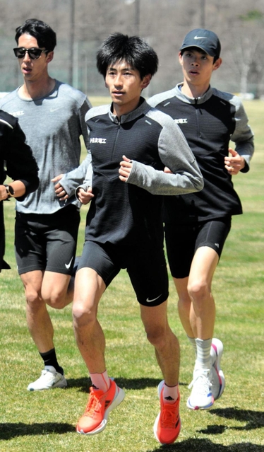 男子１万メートルに出場する田村和希（中央）。菅平高原での合宿では住友電工の仲間と汗を流した＝長野県上田市内