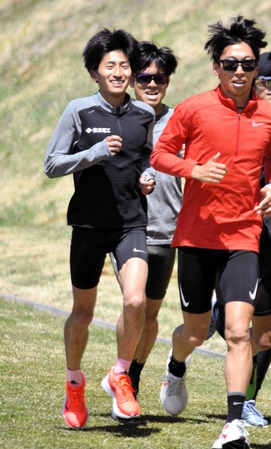 男子１万メートルに出場する田村和希（左）。菅平高原での合宿では遠藤日向（右）ら住友電工の仲間と汗を流した＝長野県上田市内