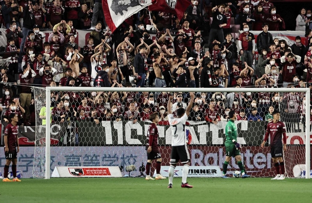 神戸-横浜Ｍ　前半、２-２の同点に追いつかれ、肩を落とす神戸イレブン＝ノエビアスタジアム神戸（撮影・長嶺麻子）