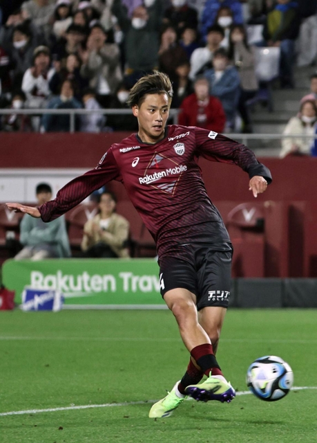 神戸-横浜Ｍ　前半、先制のシュートを放つ神戸の汰木＝ノエビアスタジアム神戸（撮影・長嶺麻子）