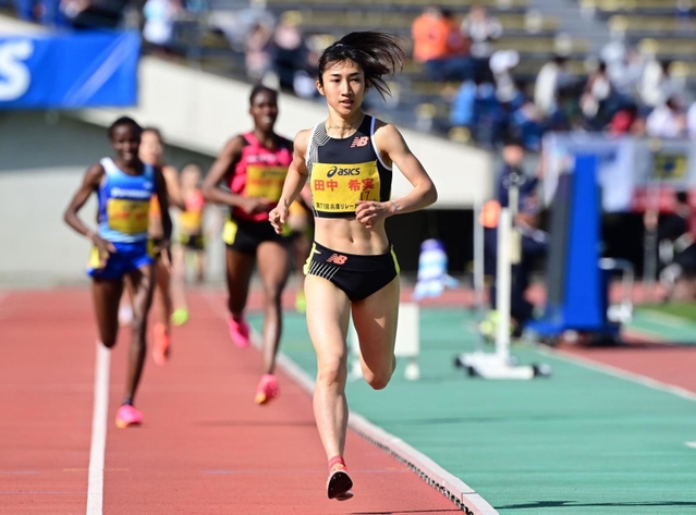 グランプリ女子１５００メートル決勝　３連覇した田中希実＝神戸市須磨区、ユニバー記念競技場（撮影・中西幸大）
