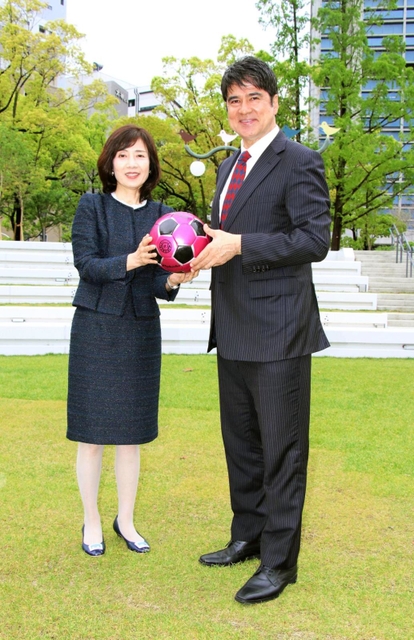 神戸レディースフットボールセンターのアドバイザーに就任した永島昭浩氏（右）と兵庫県サッカー協会の高砂佳世副会長＝神戸市中央区の東遊園地