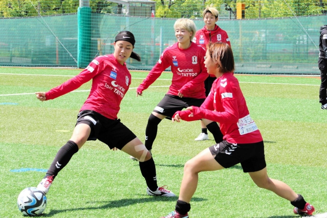 ２９日のマイナビ仙台戦に向け調整するＩＮＡＣ神戸の選手たち＝神戸市東灘区、神戸レディースフットボールセンター