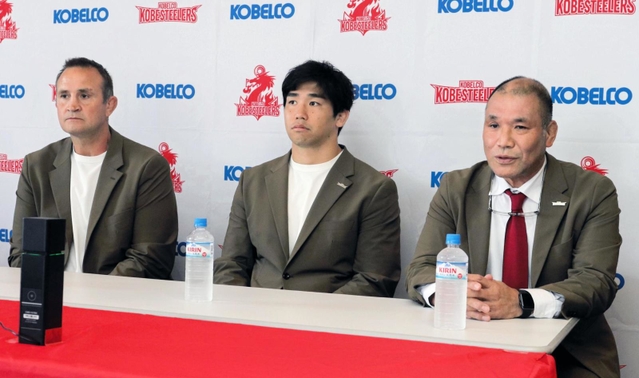 今季の結果について総括する（右から）福本チームディレクター、橋本主将、ホルテン・ヘッドコーチ＝神戸市東灘区御影浜町