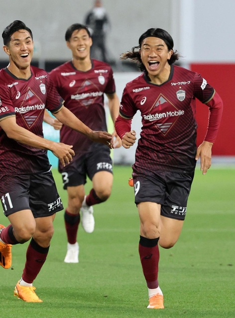 神戸-湘南　前半、先制のＦＫを決めて駆け出す神戸の初瀬（右）＝ノエビアスタジアム神戸（撮影・小林良多）