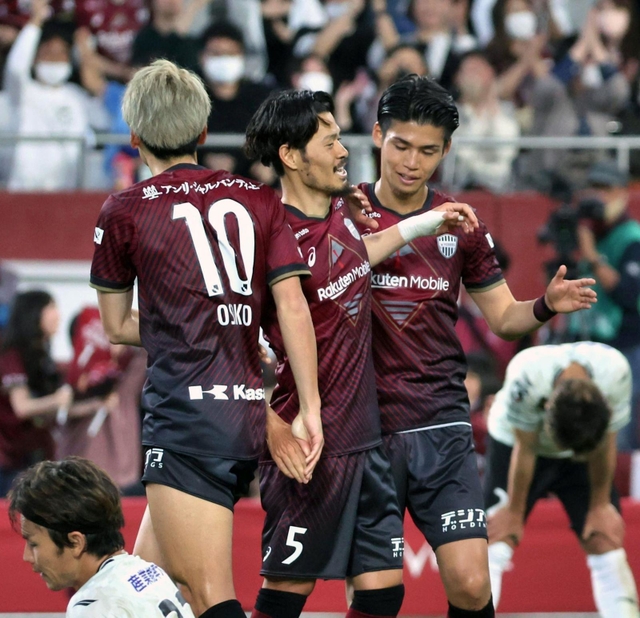 神戸-湘南　後半、追加点を決めた神戸の山口（５）＝ノエビアスタジアム神戸（撮影・小林良多）