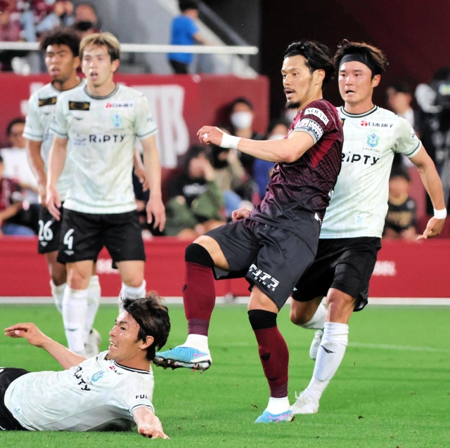 神戸-湘南　後半、追加点を決める神戸の山口（中央）＝ノエビアスタジアム神戸（撮影・小林良多）