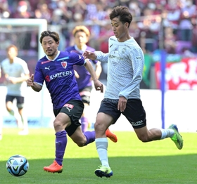 神戸－京都　前半、ドリブルで突進する神戸の汰木（右）＝撮影・斎藤雅志
