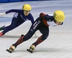 ２種目で大会記録を塗り替えた選手権女子の嶋田利渚（右）
