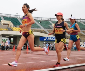 兵庫リレーカーニバル女子グランプリ１万メートル決勝を走る田中希実（左）＝２０２２年４月、ユニバー記念競技場