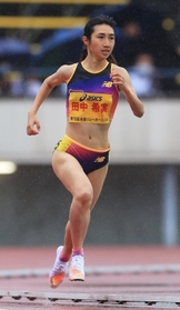 兵庫リレーカーニバル女子グランプリ１５００メートル決勝を走る田中希実＝２０２２年４月、ユニバー記念競技場