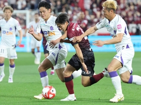 神戸-広島　前半、相手ゴール前に切り込む神戸の泉（中央）＝撮影・小林良多）