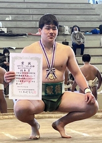 全国高校選抜大会を制し、金メダルを首にかけた岡本＝３月19日、高知県立春野総合運動公園（提供・報徳高相撲部）