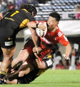 東京ＳＧ-神戸　前半、タックルで止められる神戸のＳＯ李承信