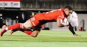 東京ＳＧ-神戸　前半、チーム２本目のトライを奪う神戸のＷＴＢモエアキオラ＝秩父宮ラグビー場