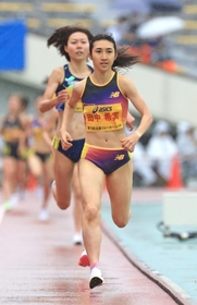 昨年の兵庫リレーカーニバル・グランプリ女子１５００メートル決勝で力走する田中希実＝ユニバー記念競技場