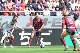 神戸-新潟　ドリブルで切り込む神戸の武藤（中央）＝撮影・風斗雅博
