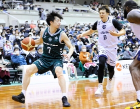 西宮-Ａ千葉　第４クオーター、攻める西宮の綱井（Ｃ）B.LEAGUE