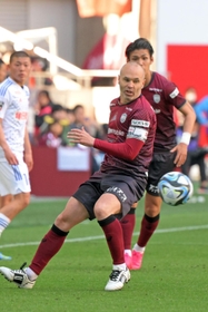 神戸-新潟　後半、ボールを保持する新潟の選手を追いかける神戸のイニエスタ＝撮影・風斗雅博