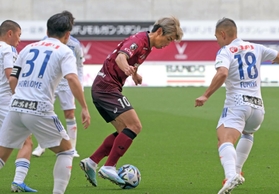 神戸-新潟　後半、新潟ＤＦ陣に囲まれる神戸の大迫（中央）＝撮影・風斗雅博