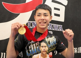 レスリングの全国高校選抜大会の金メダルを手に笑顔を見せる猪名川の赤木烈王＝兵庫県猪名川町の同校