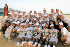 全国高校選抜大会のソフトボール女子で４年ぶり３度目の頂点に立った須磨ノ浦の選手たち＝神戸市須磨区