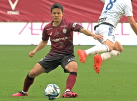 豊富な運動量で中盤を支える神戸の斉藤＝９日、ノエビアスタジアム神戸