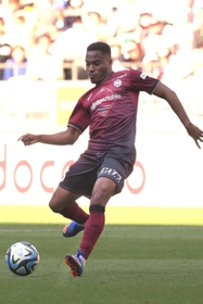 スピードを武器にゴールを狙うジェアンパトリッキ＝９日、ノエビアスタジアム神戸