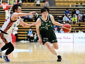 東京Ｚ-西宮　第１クオーター、ドリブルする西宮の綱井（右）＝（Ｃ）B.LEAGUE