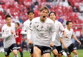 鹿島－神戸　前半、先制ゴールを決め、喜ぶ神戸・大迫（手前）